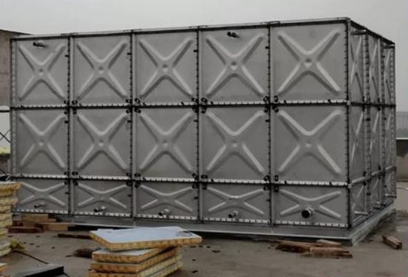 Modular stainless steel bolted water tank
